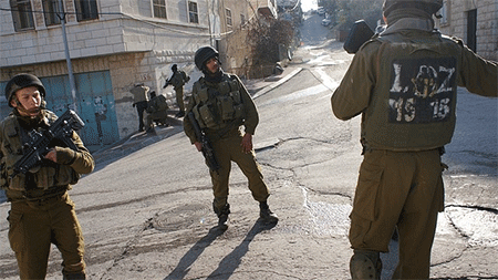 Fuerzas israelíes disparan y hieren a una palestina en Cisjordania